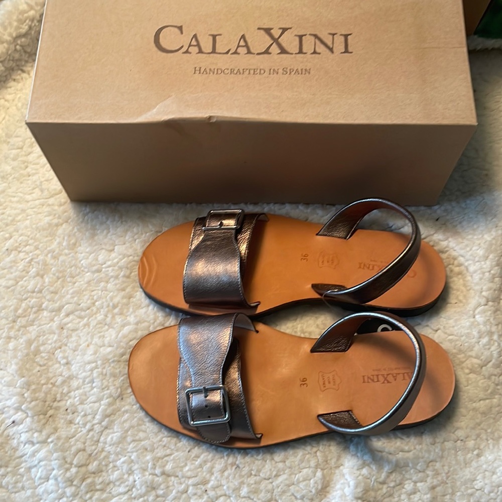 NWT CalaXini Flat Buckle Sandal old silver Plata Vieja